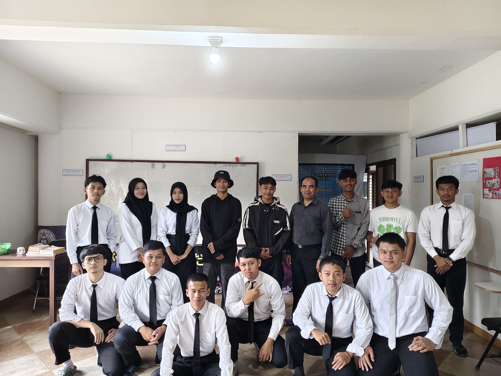 Peserta menghafal kosakata dan kata kerja bahasa Jepang